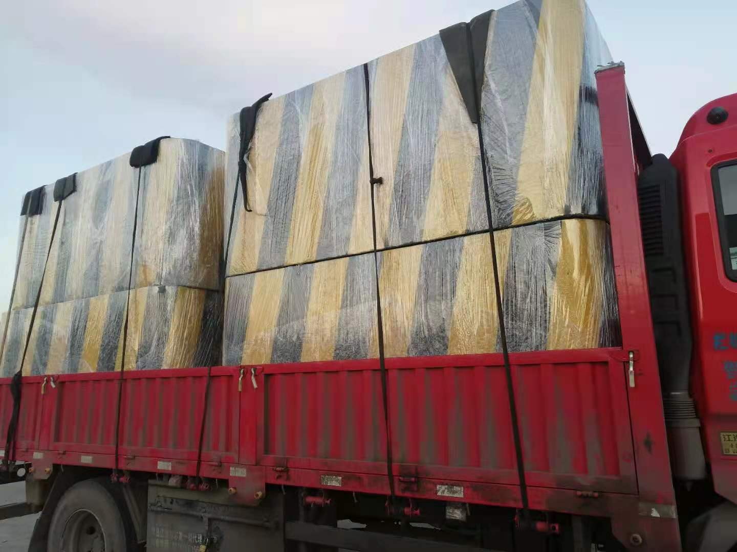 车祸瞬间！公路防撞设施到底能不能挡住失控车辆？