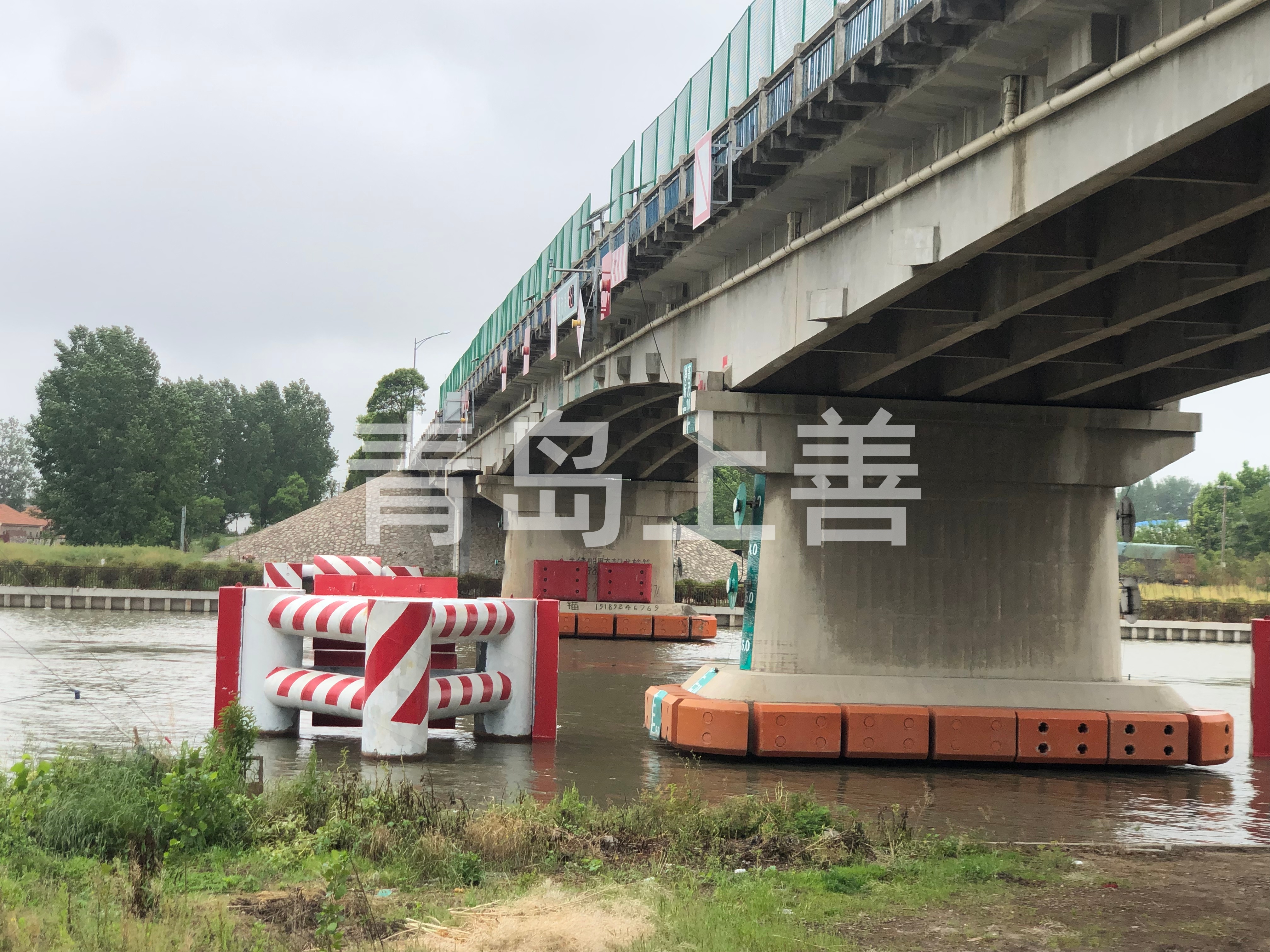 桥墩 “金钟罩” 就位！固定式桥梁防撞护舷护航跨江大桥安全