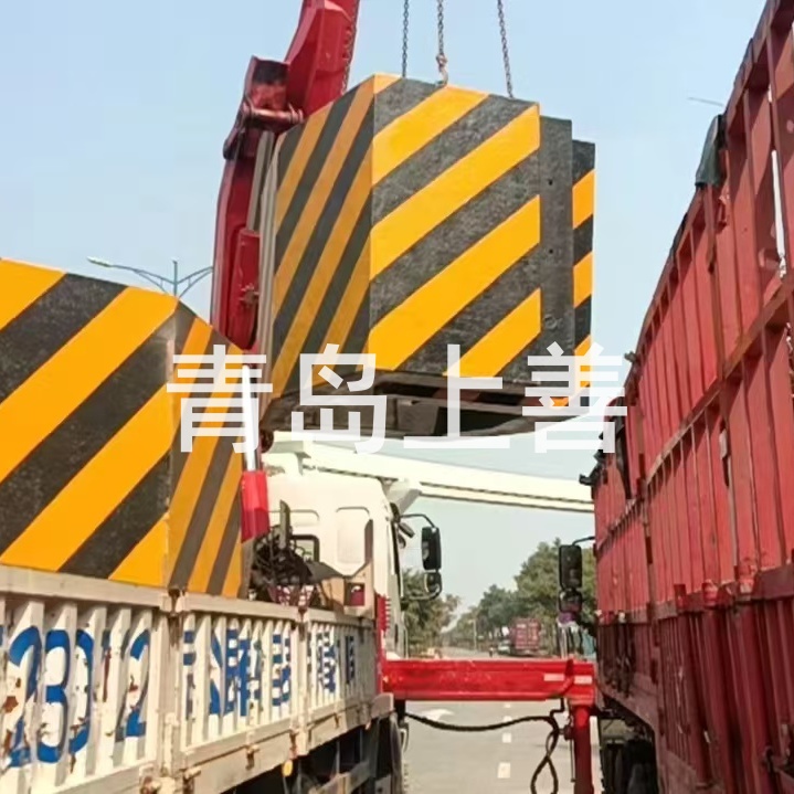 防撞 + 轻量化兼顾！钢覆复合材料公路防撞设施，道路安保优选