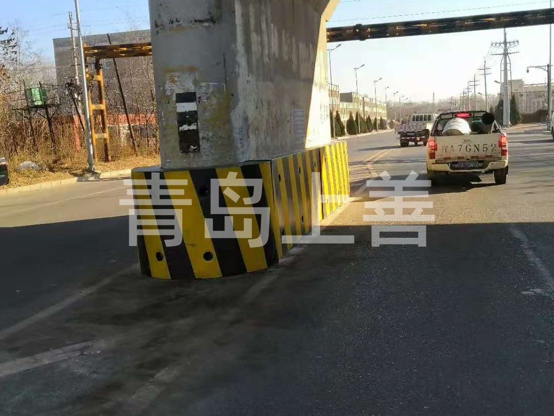 外钢内柔防撞屏障！钢覆复合材料公路防撞设施，缓冲撞击护行车